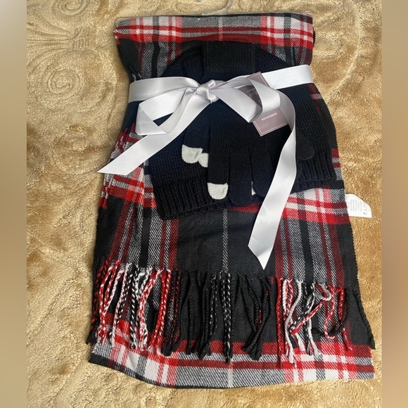 Francesca’s Scarf Beanie & Glove Gift Set Screen Compatible Christmas Gift - Picture 1 of 14